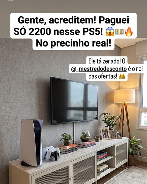 Publicação de compradora mostrando o PS5 instalado na sala